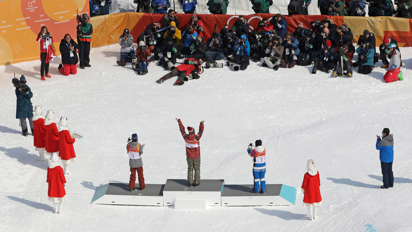 Cassie Sharpe (centre) pendant la cérémonie de remise des souvenirs après la finale olympique de demi-lune chez les femmes le 20 février 2018.