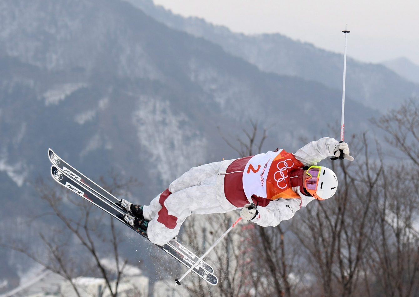Andie Naude d'Équipe Canada prend son envol lors des qualifications de ski sur bosses des Jeux de PyeongChang, le 9 février 2018.
