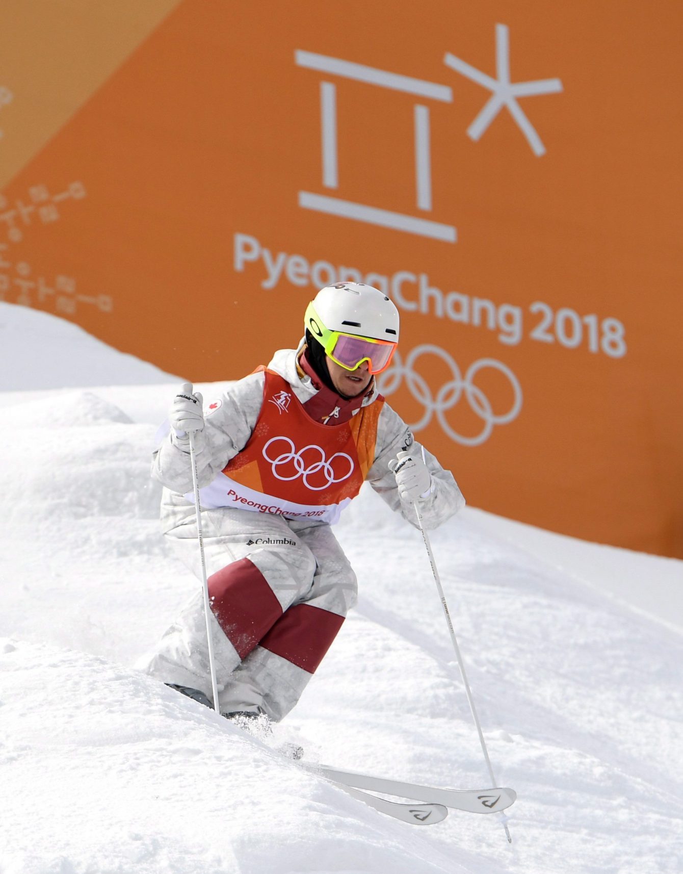 Mikaël Kingsbury d'Équipe Canada en action lors du premier tour de qualification de ski sur bosses aux Jeux de PyeongChang, le 9 février 2018. 