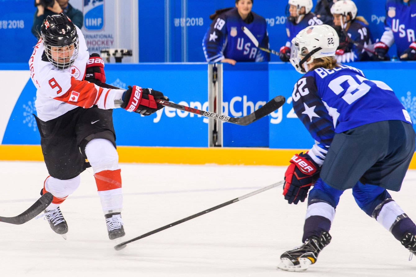 Jennifer Wakefield (9) d'Équipe Canada effectue un lancer lors de la finale de hockey féminin des Jeux olympiques de PyeongChang, le 22 février 2018. (Photo : Vincent Ethier/COC)