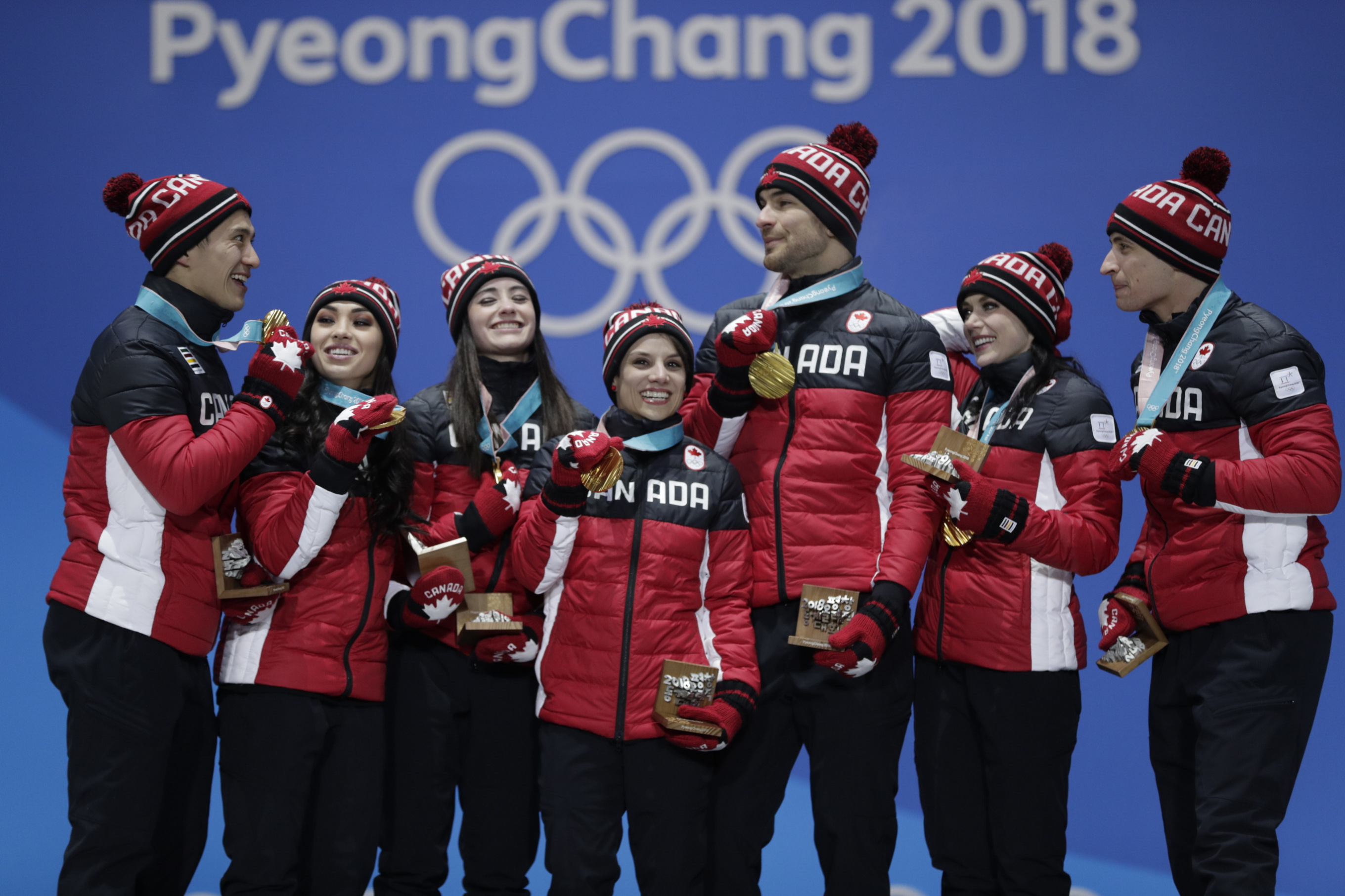 Les patineurs artistiques d'Équipe Canada Patrick Chan, Gabrielle Daleman, Kaetlyn Osmond, Meagan Duhamel, Eric Radford, Tessa Virtue et Scott Moir avec leur médaille d'or de l'épreuve par équipes. (Photo: COC/Jason Ransom)