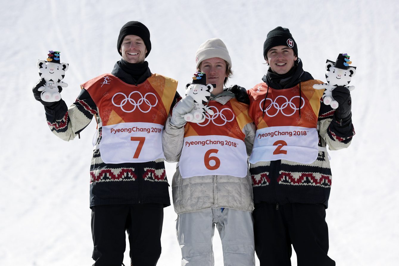Max Parrot (gauche) et Mark McMorris (droite) d'Équipe Canada sur le podium de snowboard slopestyle des Jeux de PyeongChang après avoir décroché l'argent et le bronze respectivement, le 11 février 2018. (Photo by Jason Ransom/COC)