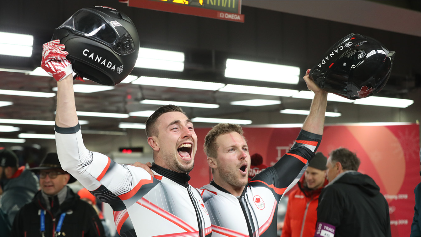 Justin Kripps et Alex Kopacz célèbrent leur médaille d'or en bob à deux AP Photo/Andy Wong