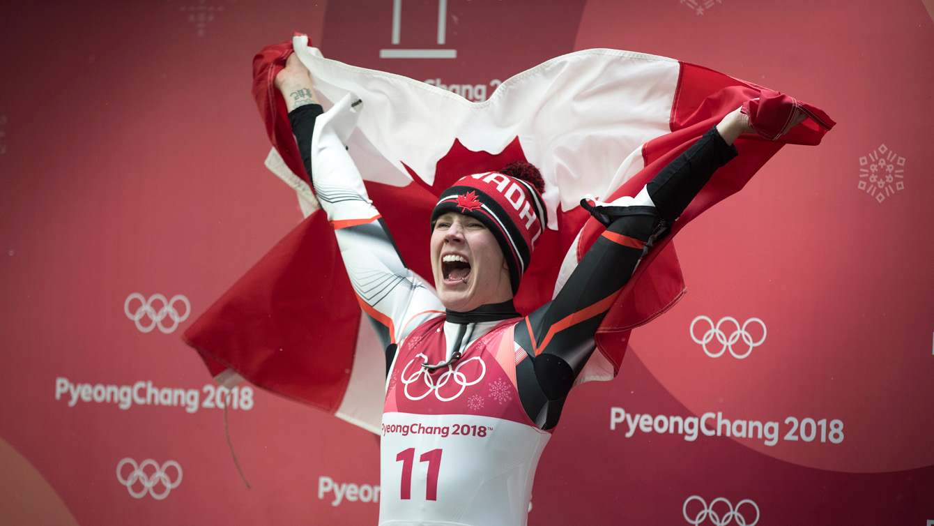 Alex Gough célèbre sa médaille de bronze à l'épreuve simple de luge, gagnée aux Jeux olympiques de PyeongChang, le 13 février 2018.