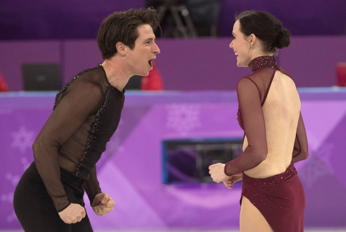 Les Canadiens Scott Moir et Tessa Virtue célèbrent la réalisation d’une performance parfaite à l’épreuve de danse sur glace aux Jeux olympiques d’hiver de PyeongChang 2018, en Corée, le mardi 20 février 2018. THE CANADIAN PRESS/HO – COC – Jason Ransom