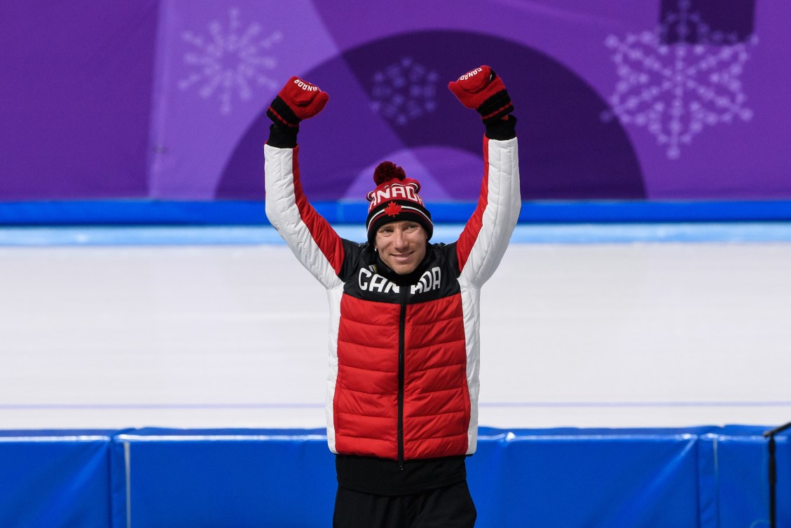 Ted-Jan Bloemen sur le podium, bras en l'air en signe de victoire