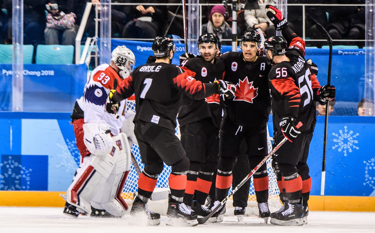 Équipe Canada célèbre après avoir marqué un but face à la République tchèque en ronde préliminaire du tournoi olympique de hockey masculin des Jeux de PyeongChang, le 17 février 2018. 