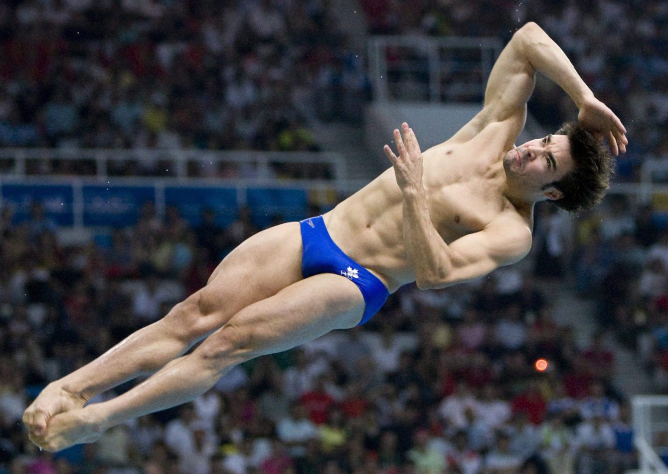 Le Canadien Alexandre Despatie, de Laval (Québec), exécute une vrille à son dernier plongeon avant de remporter la médaille d’argent au tremplin de 3 m aux Jeux olympiques de Beijing 2008, en Chine, le mardi 19 août 2008. LA PRESSE CANADIENNE/Jonathan Hayward