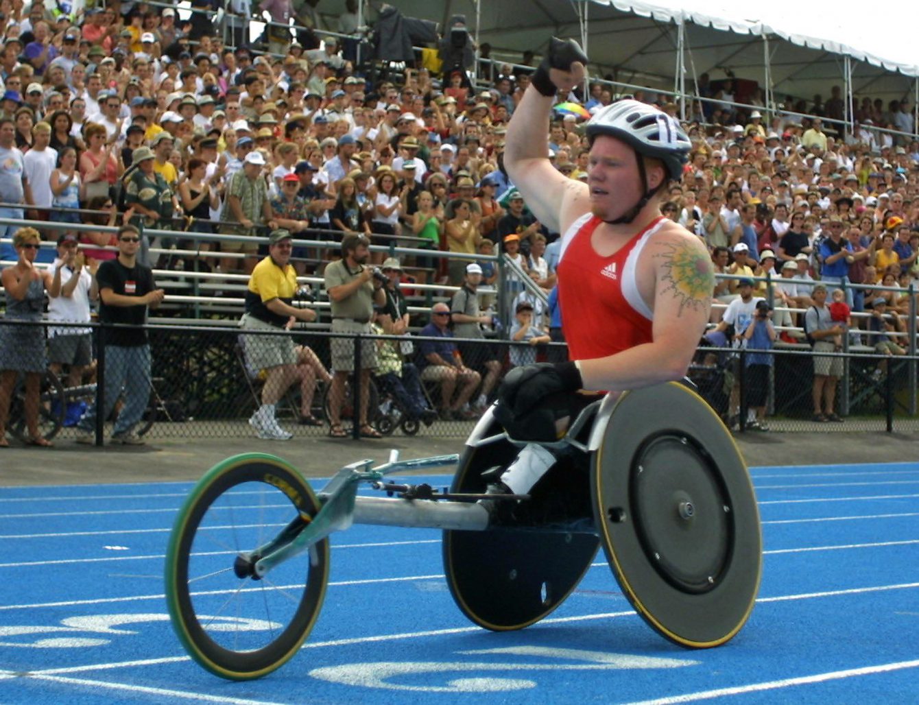 Le 21 juillet 2001, Jeff Adams, de Toronto, membre d’Équipe Canada, célèbre sa première place à l’épreuve de 1 500 m aux Jeux de la francophonie internationale qui ont eu lieu à Ottawa. (PHOTO PC/Jonathan Hayward)