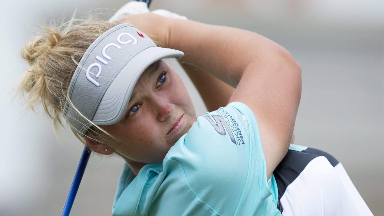 Brooke Henderson d'Équipe Canada analyse son coup de départ au 10e trou pendant la classique LPGA le dimanche 11 juin 2017. LA PRESSE CANADIENNE : Frank Gunn