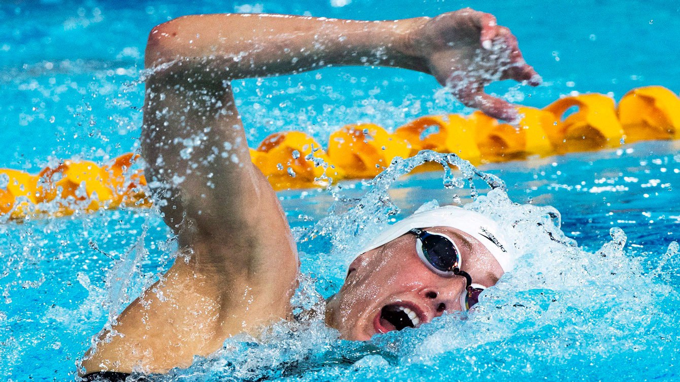 La Canadienne Taylor Ruck nage sa portion du relais 4x200 m libre lors de la finale aux Jeux du Commonwealth le samedi 7 avril 2018 sur la Gold Coast, Australie. Le Canada a remporté l’argent à cette épreuve. Photo : LA PRESSE CANADIENNE/Ryan Remiorz