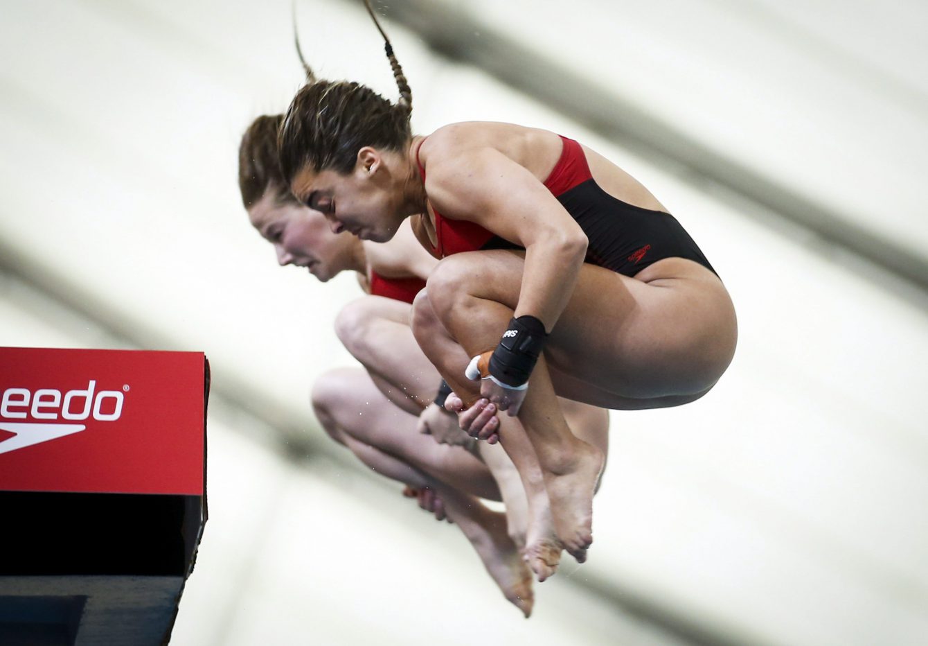 Meaghan Benfeito (droite) et Caeli McKay exécutent un saut au 3 m synchronisé féminin au Grand prix de plongeon de la FINA à Calgary, en Alberta, le 12 mars 2018. (THE CANADIAN PRESS/Jeff McIntosh)