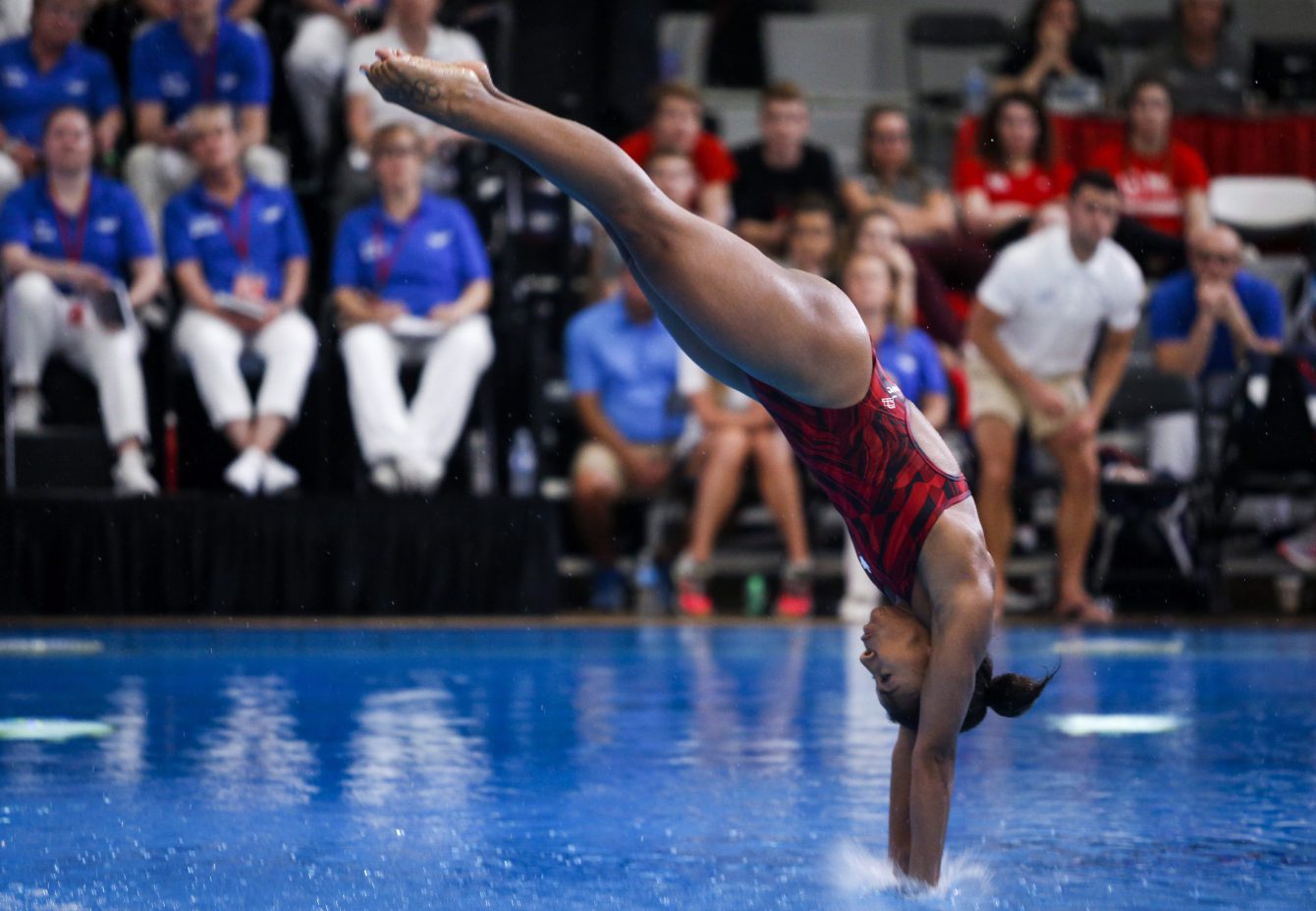 Jennifer Abel d'Équipe Canada lors de la finale de l'épreuve du 3 m féminin au Grand Prix de plongeon de Calgary, en Alberta, le 12 mai 2018. (THE CANADIAN PRESS/Jeff McIntosh)