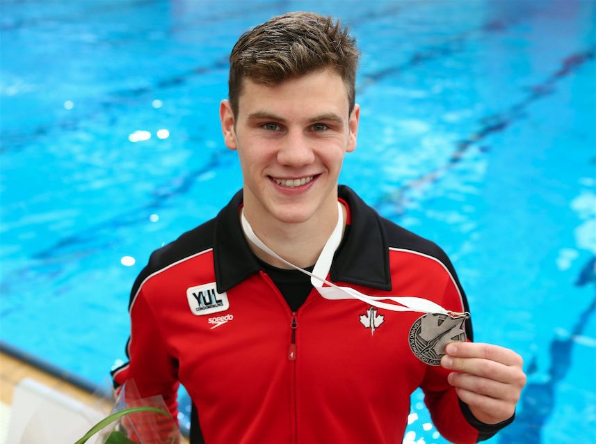 Vincent Riendeau avec sa médaille d'argent remportée au 10 m masculin du Grand Prix de plongeon de la FINA à Calgary, en Alberta, le 12 mai 2018. (Photo: Diving Canada/Vaughn Ridley)