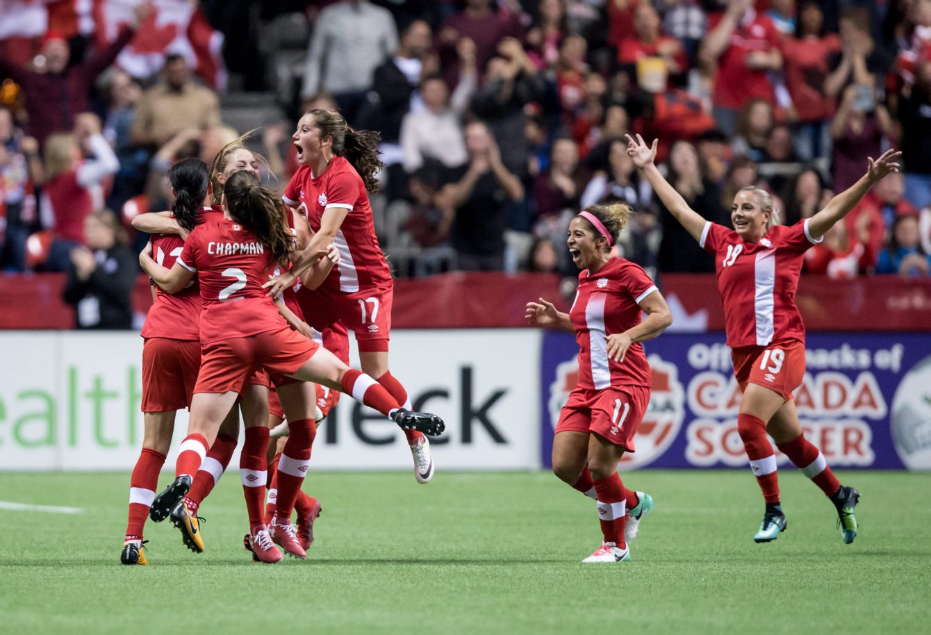 L’équipe canadienne (de gauche à droite) Janine Beckie, Allysha Chapman, Jessie Fleming, Desiree Scott et Adriana Leon célèbrent le but d’Adriana Leon en deuxième demie d’un match de soccer amical contre les États-Unis à Vancouver le jeudi 9 novembre 2017. Photo : LA PRESSE CANADIENNE/Darryl Dyck