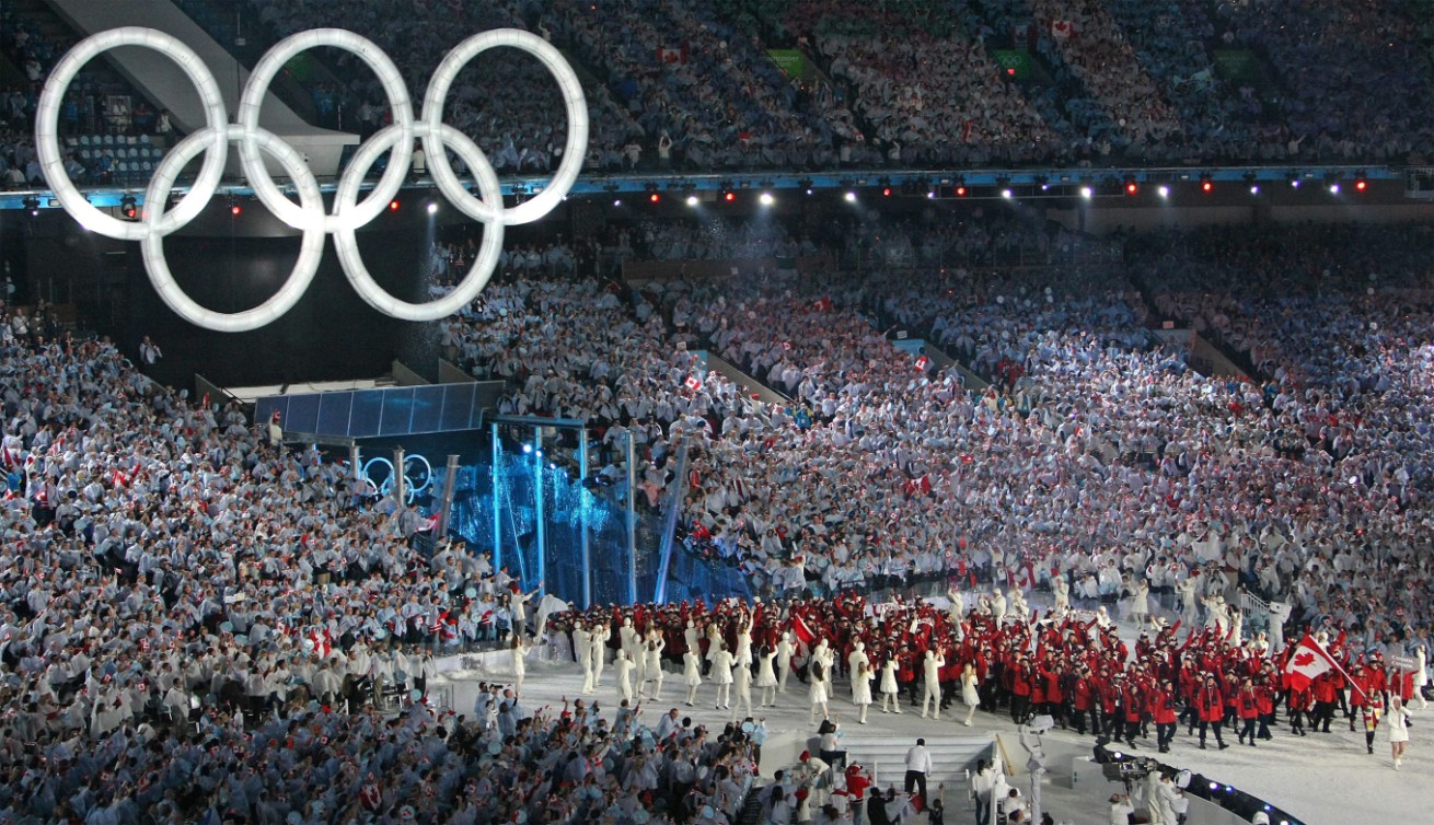 Les membres d'Équipe Canada font leur entrée au B.C. Place Stadium lors de la cérémonie d'ouverture des Jeux olympiques d'hiver de Vancouver, en 2010. LA PRESSE CANADIENNE (HO-COC-Dave Sandford)