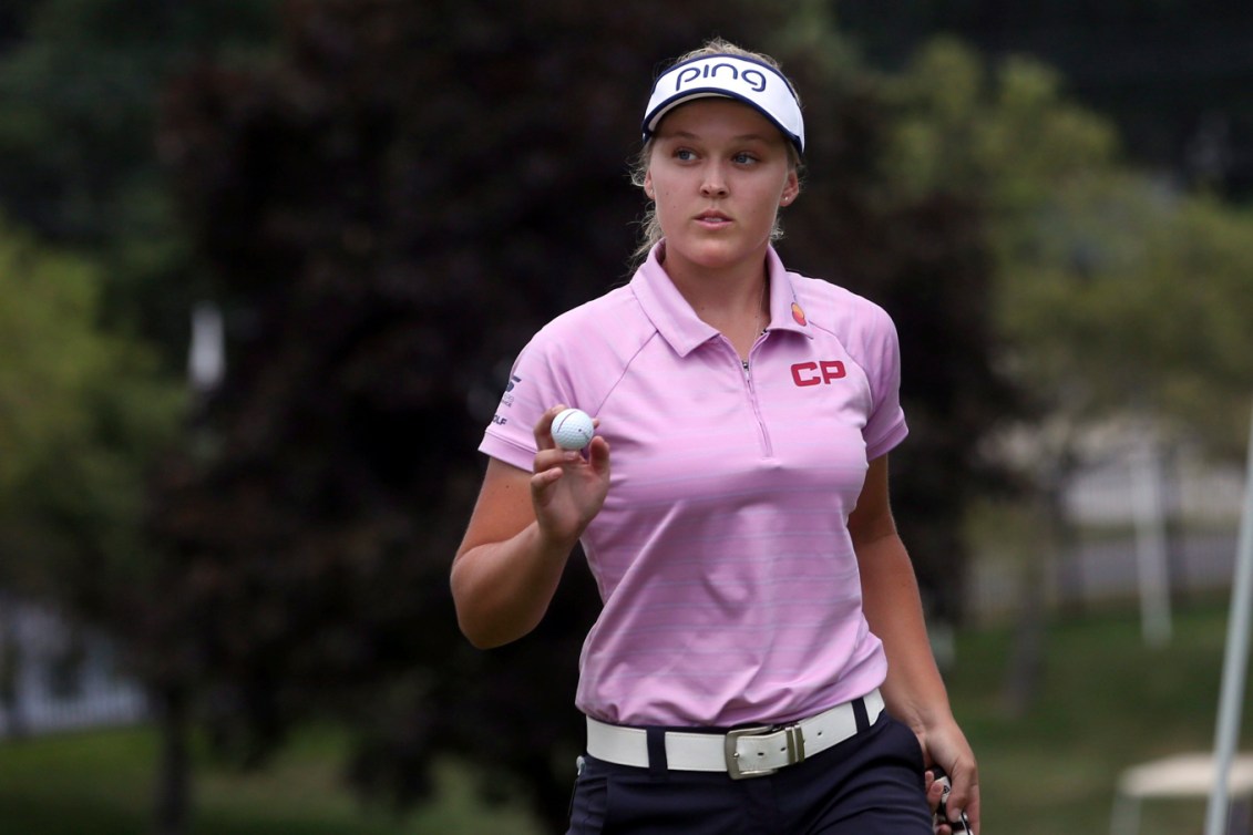 Brooke Henderson salue la foule après le 9e trou, lors de la troisième ronde de la Classique Marathon de la LPGA à Sylvania, en Ohio, le 14 juillet 2018. (Katie Rausch/The Blade via AP)