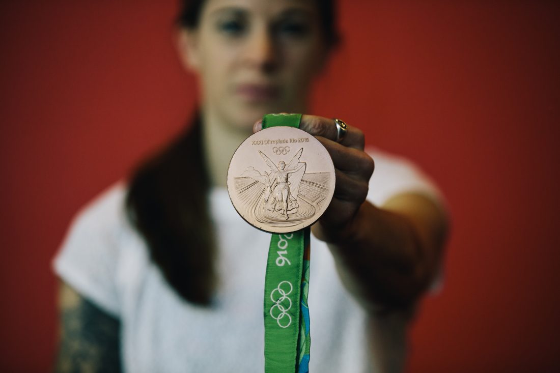 Stephanie Labbé montre sa médaille de bronze gagnée à l'épreuve du soccer féminin aux Jeux olympiques de Rio en 2016. (Photo: COC)