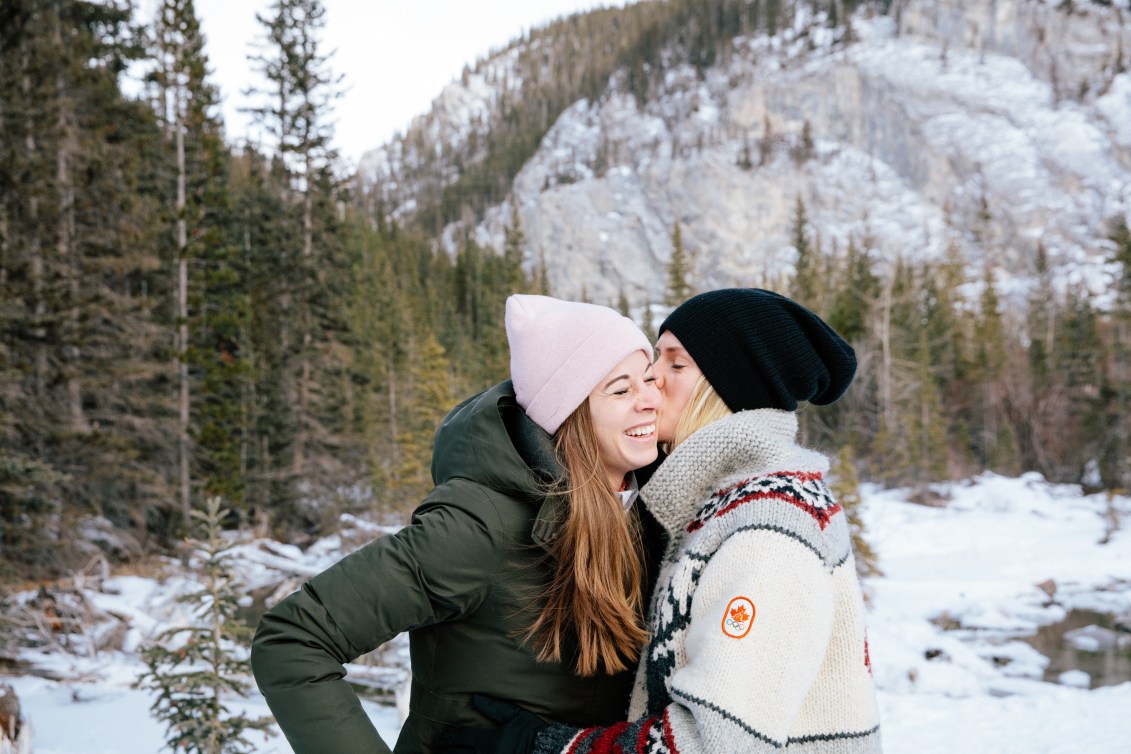 Stephanie Labbé et Georgia Simmerling s'échangent un baisé. (Photo: COC)
