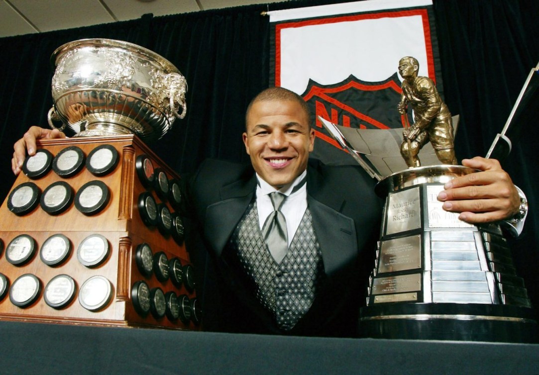 Jarome Iginla, sourant, avec les trophées Maurice Richard et Art Ross.