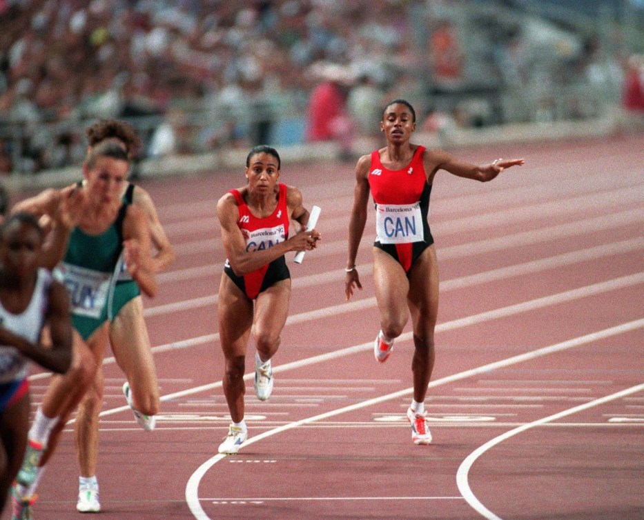 Rosey Edeh, remet le témoin à Charmaine Crooks sur la piste.