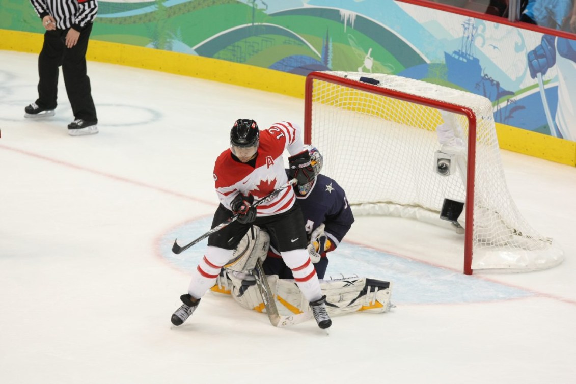 Jarome Iginla obstrue la vue du gardien de bue américain.