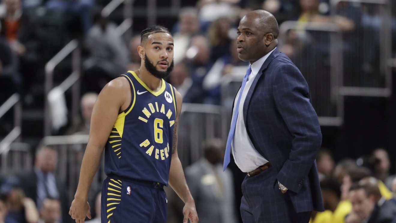 Le Canadien Cory Joseph discute avec l'entraîneur-chef des Pacers d'Indiana Nate McMillan lors d'un match à domicile contre les Hornets de Charlotte.