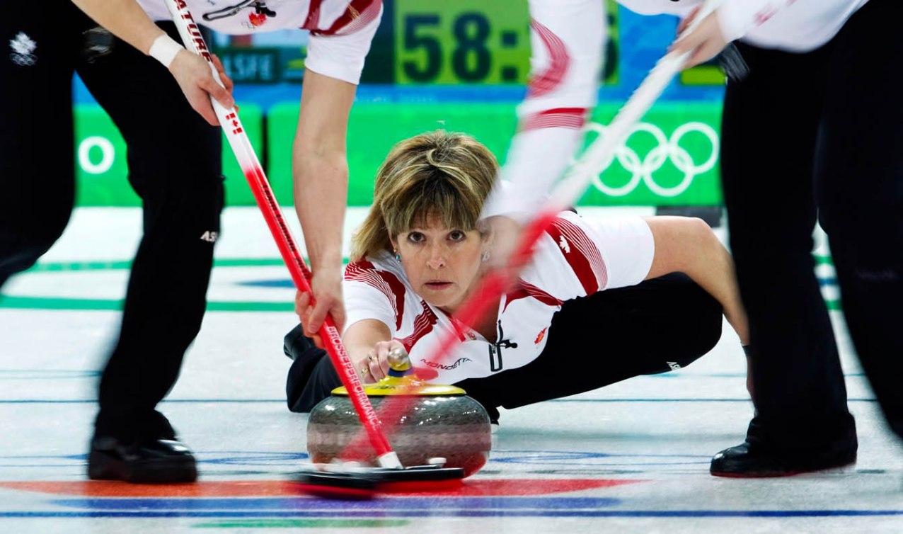 Carolyn Darbyshire s'élance au tournoi de curling féminin des Jeux olympiques de Vancouver