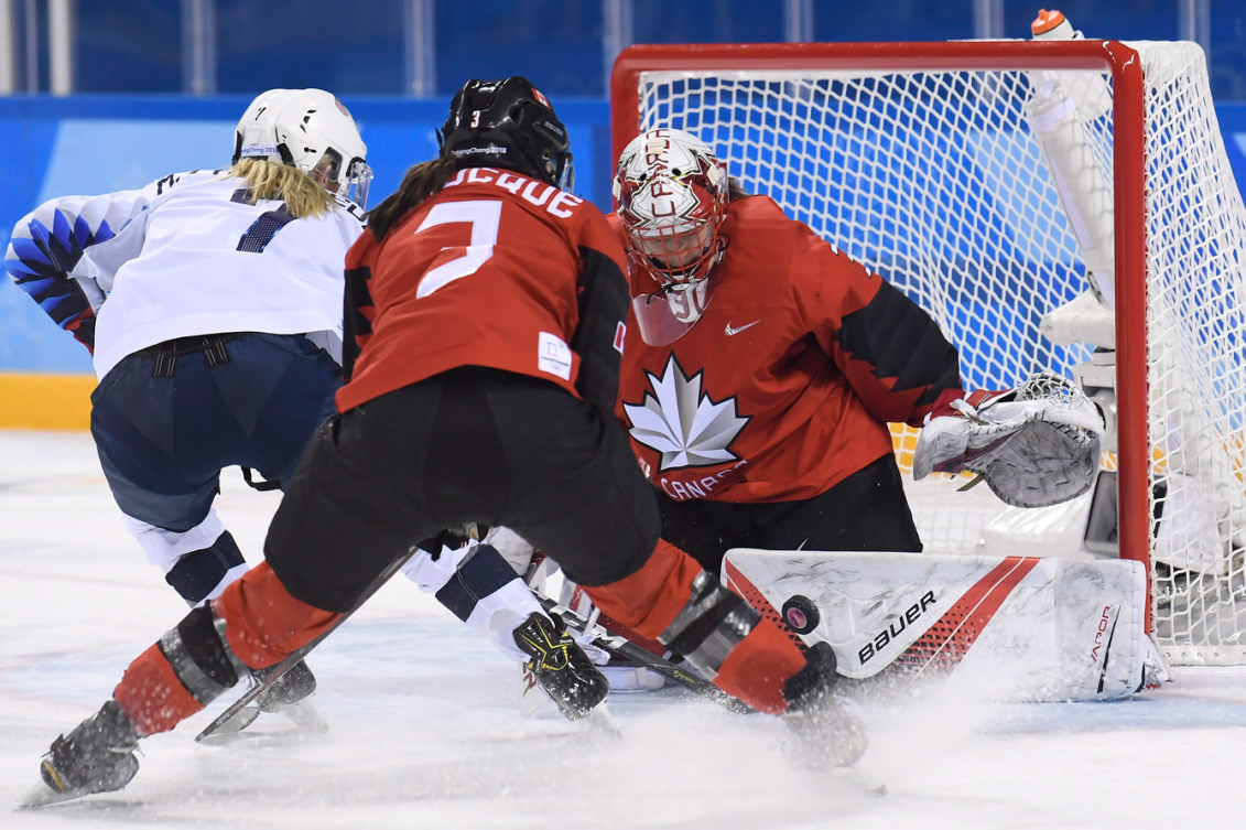 La gardienne Genevieve Lacasse (31) effectue un arrêt face aux Américaines lors des Jeux olympiques de PyeongChang 2018