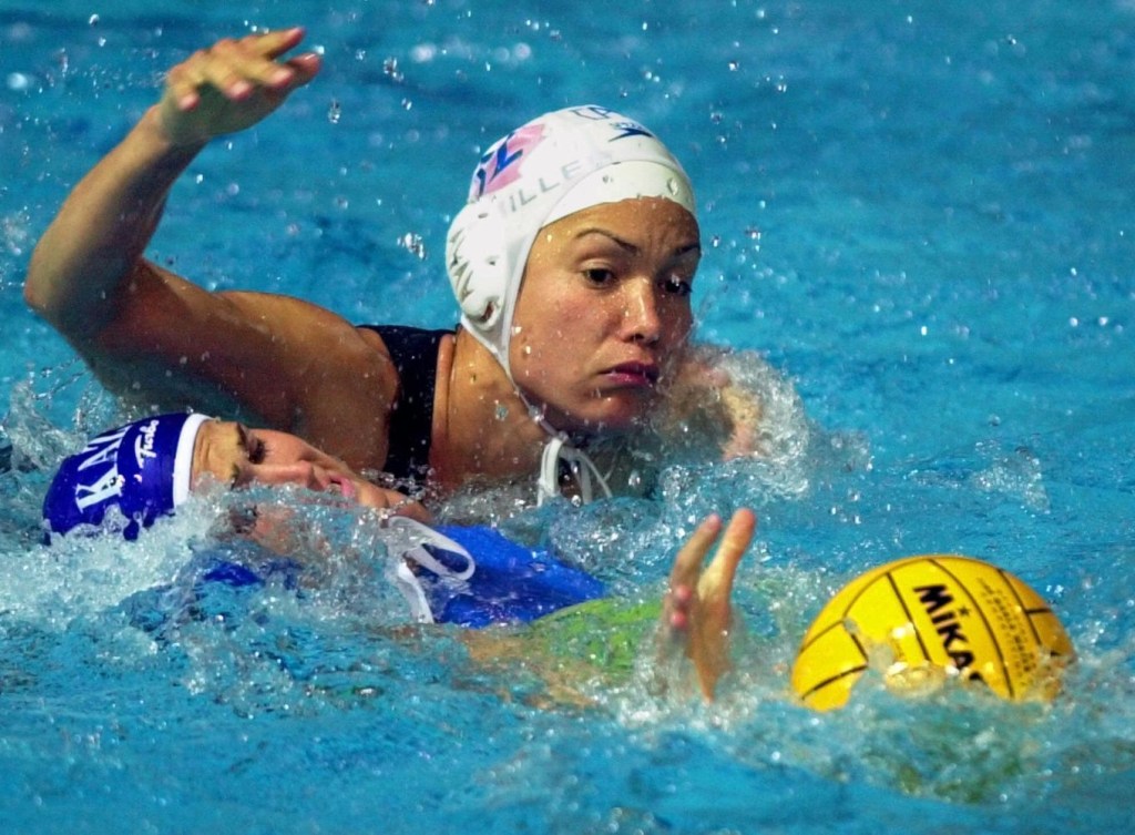 La Canadienne Waneek Horn-Miller tente de se rendre au ballon lors d'un match de water-polo aux Jeux olympiques de Sydney