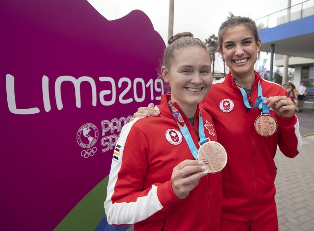Hollie Naughton et Samantha Cornett avec leurs médailles de bronze de Lima 2019