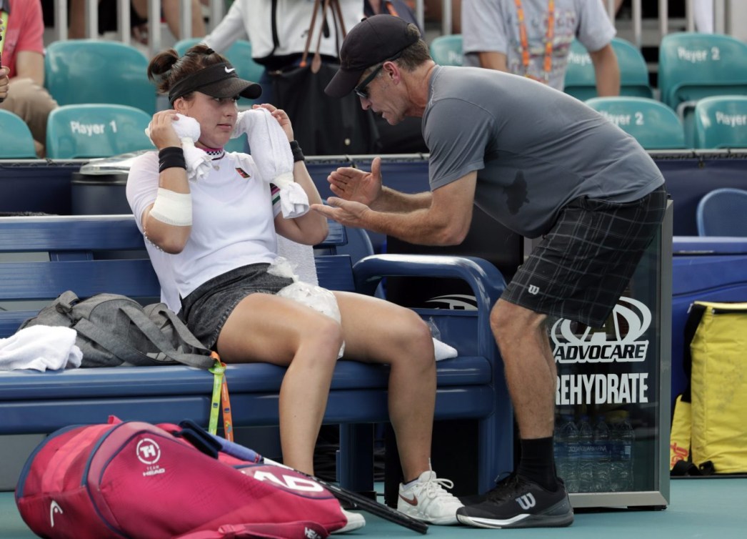 Bianca Andreescu reçoit les conseils de son entraîneur