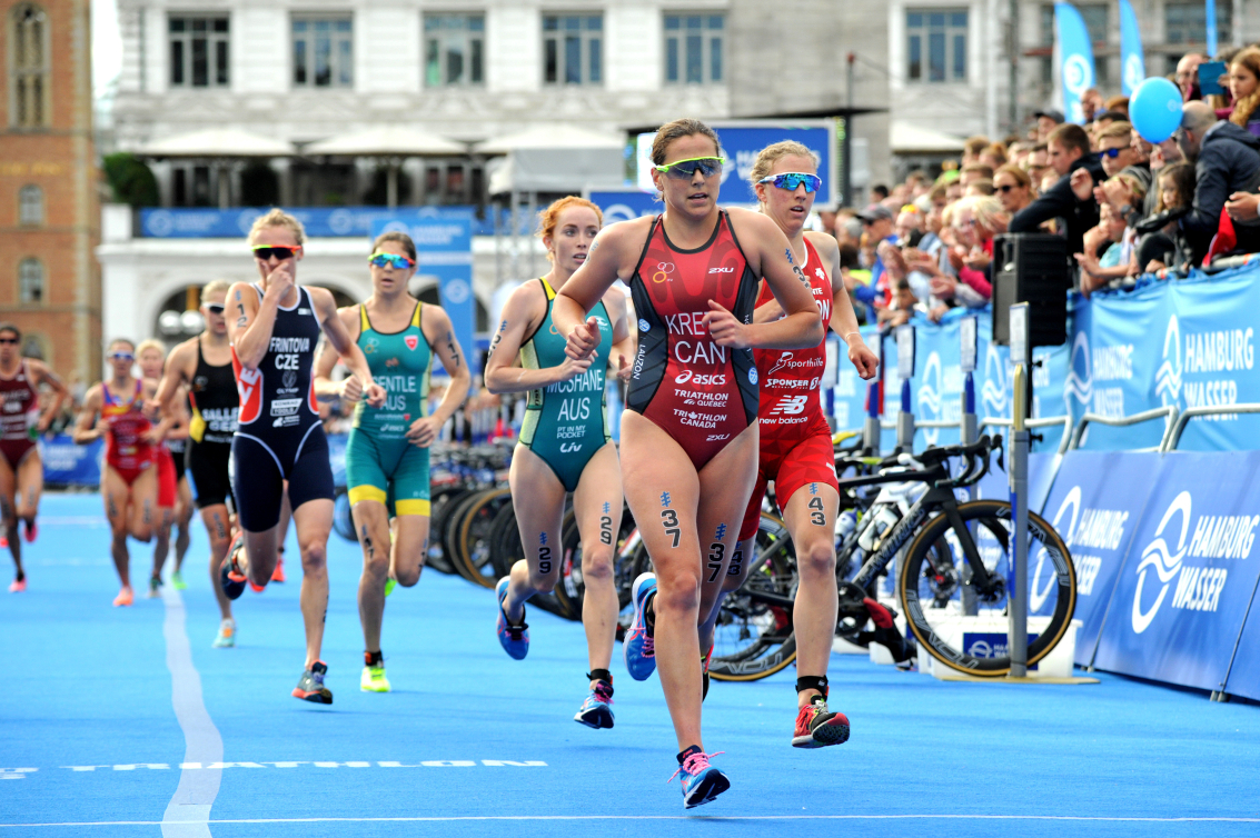 Amélie Kretz coure lors d'un triathlon