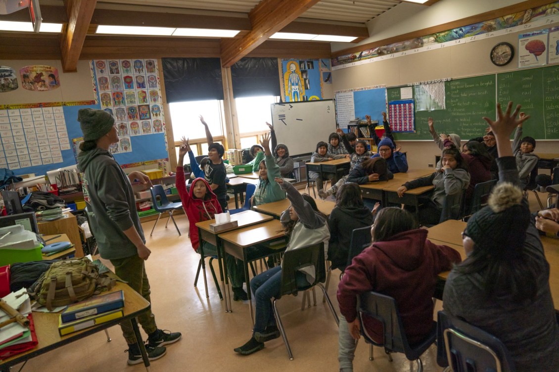 Mary Spencer donne une conférence dans une classe du primaire.