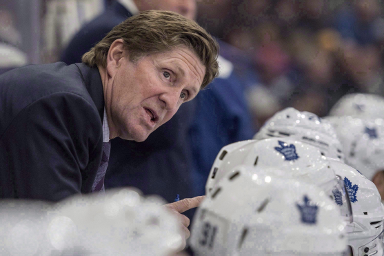 L'entraîneur des Maple Leafs Mike Babcock parle à ses joueurs derrière le banc.