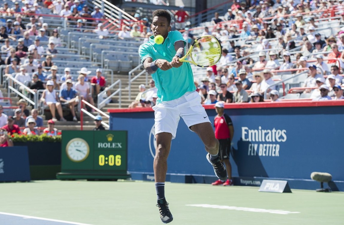 Un joueur de tennis remet une balle