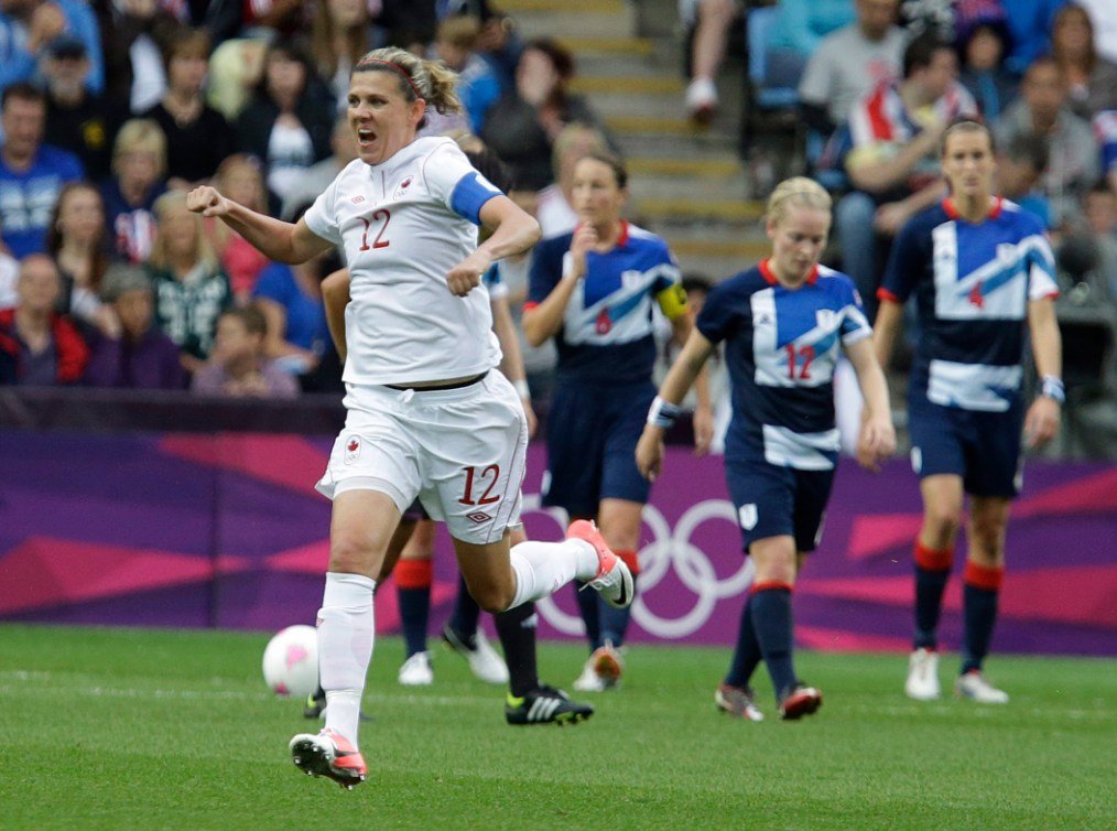 Sinclair célèbre un but aux Jeux olympiques de Londres.