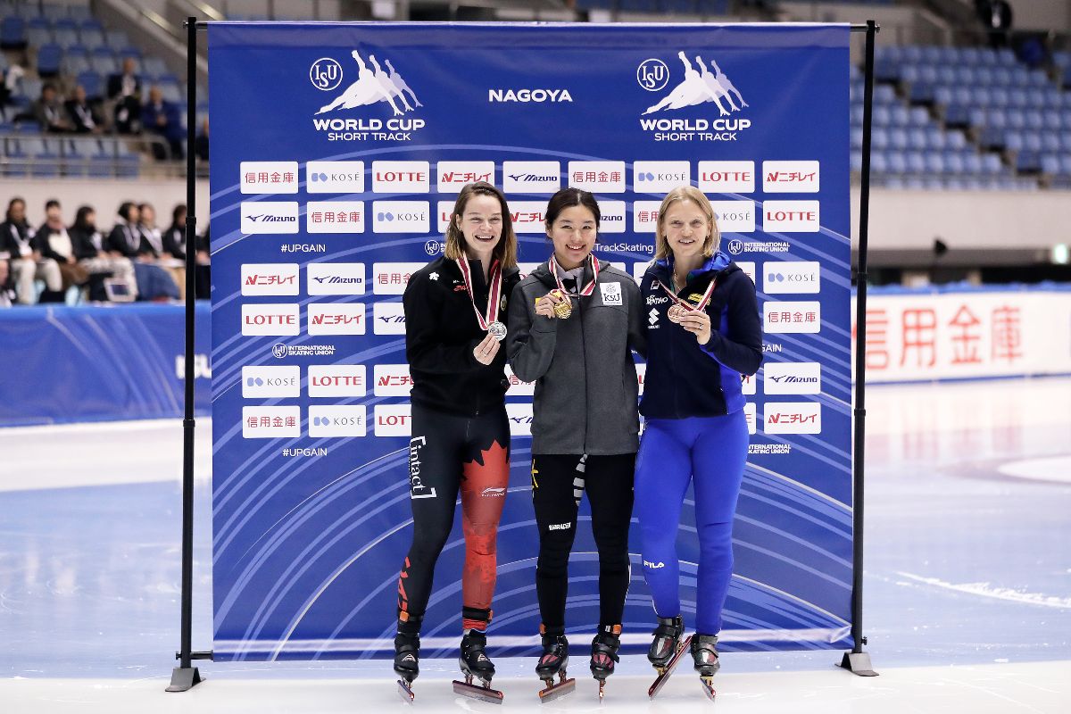 Kim Boutin sur le podium avec la médaille d'argent.