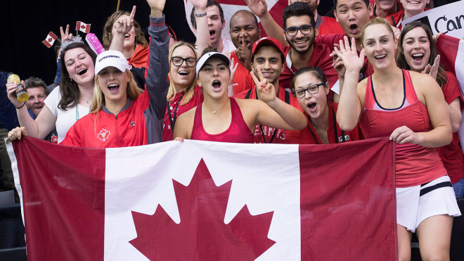 Bianca Andreescu pose avec des fans
