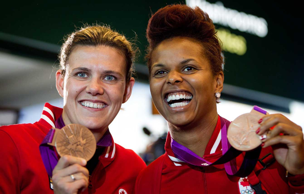 Christine Sinclair et sa coéquipière Karina Leblanc posent avec leur médaille de bronze.