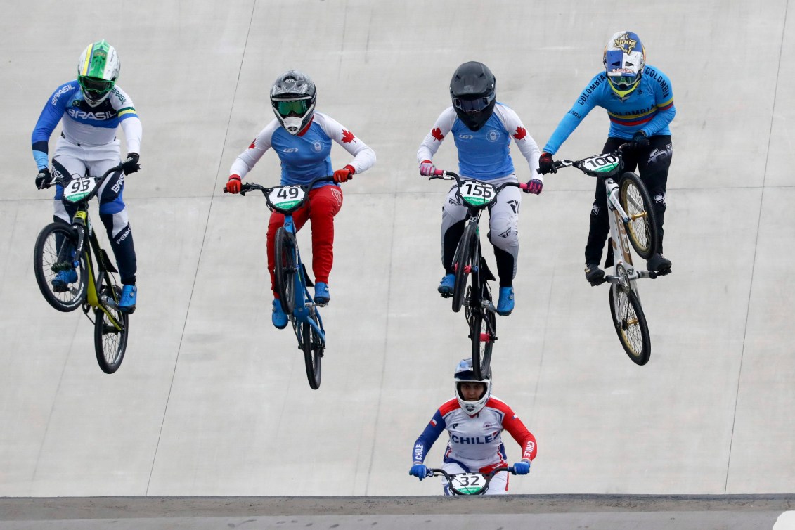 Des athlètes féminines de BMX en action aux Jeux panaméricains de Lima 2019