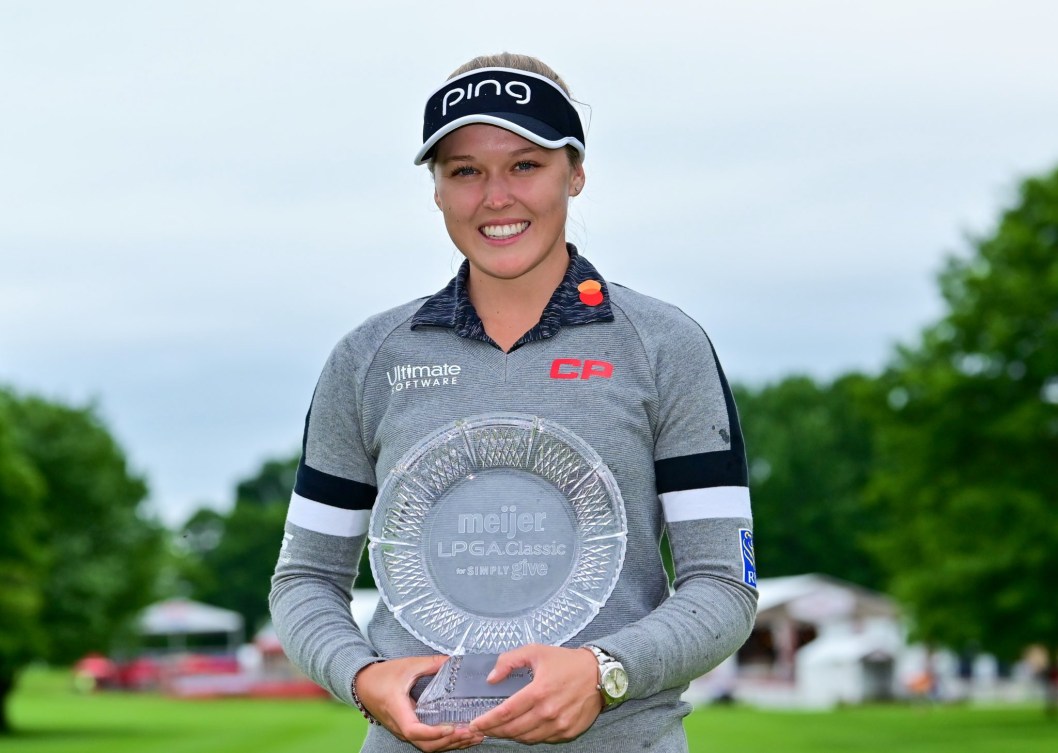 Brooke Henderson tient son trophée