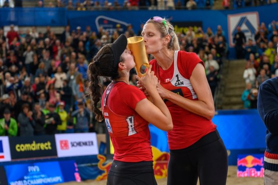 Melissa Humana-Paredes et Sarah Pavan embrassant leur trophée