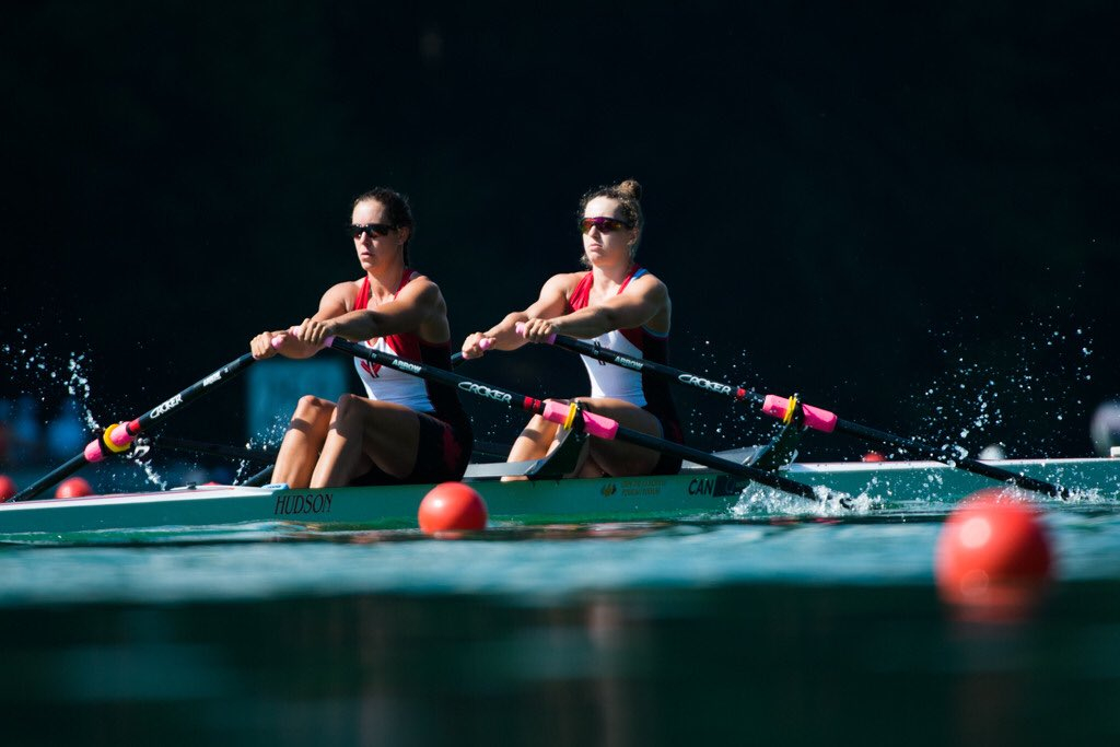 Deux athlètes canadiennes en aviron.